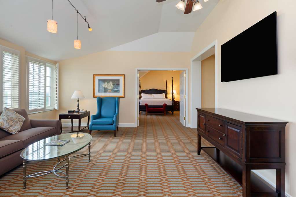 Virginia Crossings Hotel, Tapestry Collection By Hilton Глен Ален Стая снимка